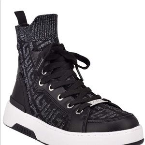 S N E A K E R S🖤 Guess